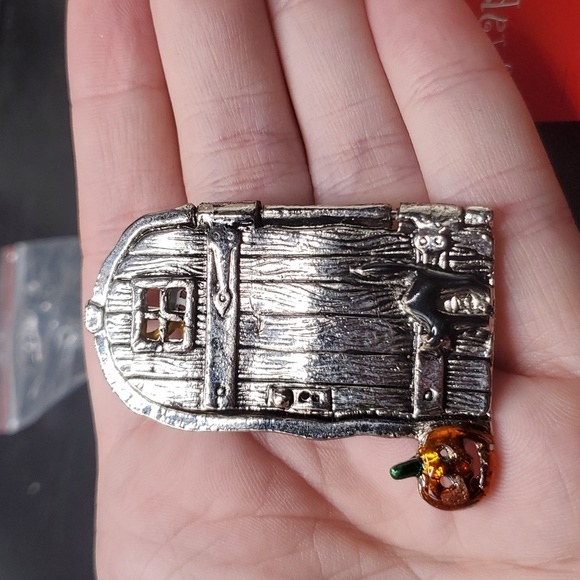 Jewelry - B836 spooky vintage skeleton behind the door halloween brooch 👻
